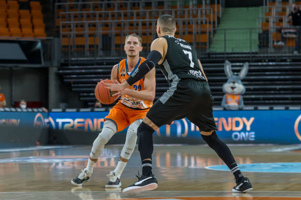 她迎战世界 她迎战世界